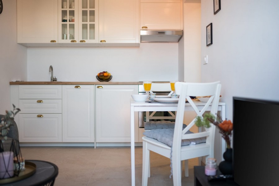 Fehér konyhasarok fa munkalappal