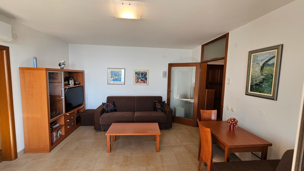 Nappali kanapéval, TV bútorokkal és étkezővel