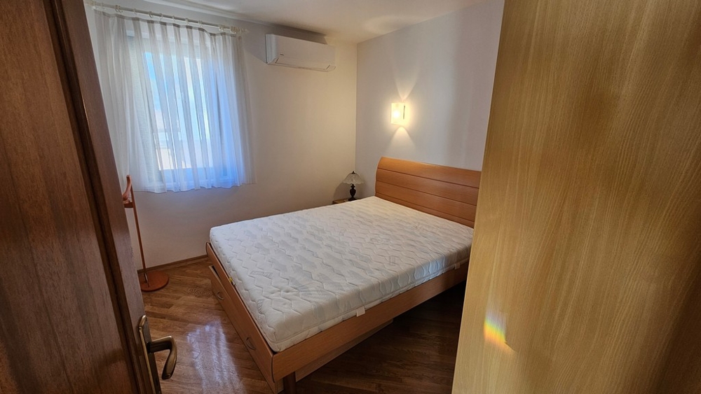 Hálószoba franciaággyal és beépített gardróbbal