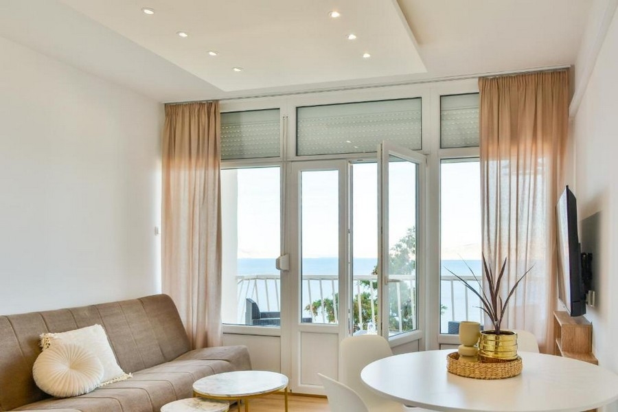 Nappali erkéllyel és kilátással a tengerre Senjben, Horvátországban