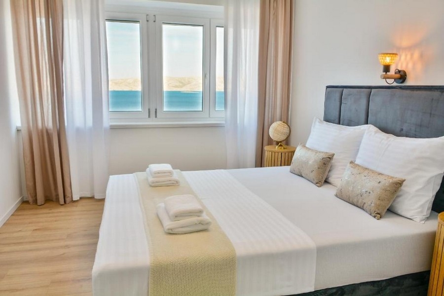 Hálószoba franciaággyal és kilátással a tengerre