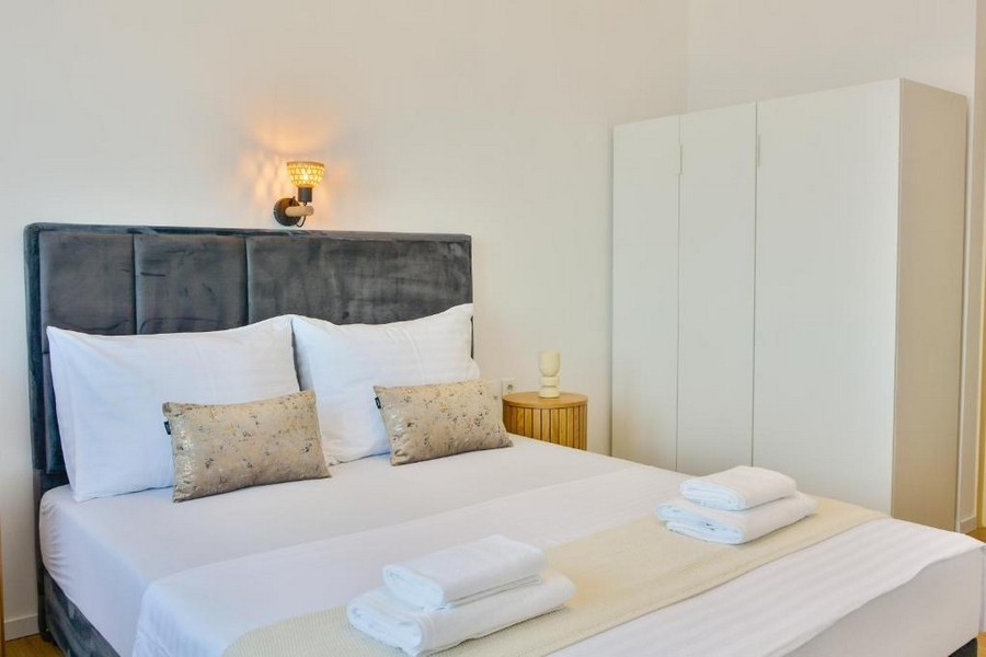 Hálószoba beépített szekrénnyel felújított lakásban Zenggben