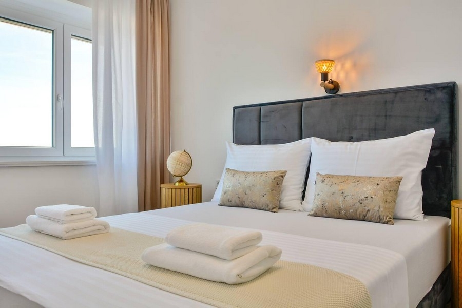 Modern hálószoba kilátással a tengerre