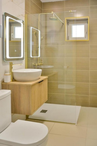 Fürdőszoba padlószintű zuhanyzóval a Senj apartmanban