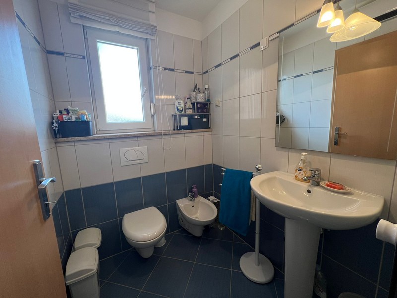 Fürdőszoba WC-vel és mosdóval