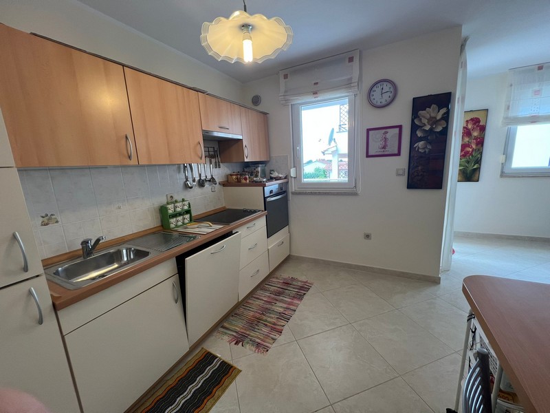 Konyha munkafelülettel és tárolóhellyel