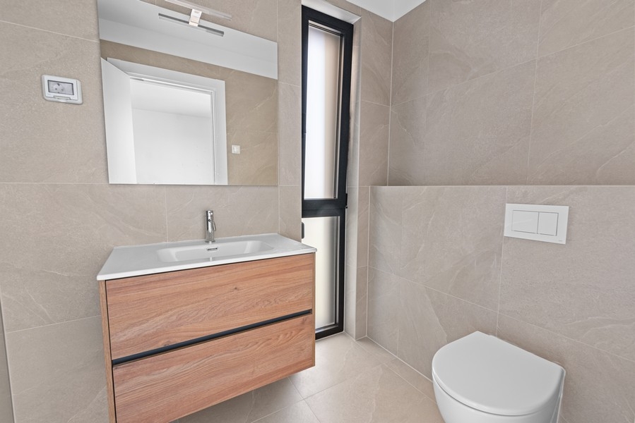 Modern fürdőszoba mosdóval és zuhanyzóval