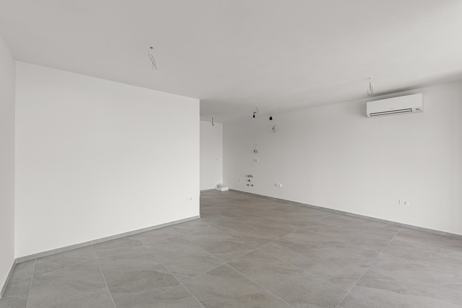 Nyitott nappali konyhával és légkondicionálóval