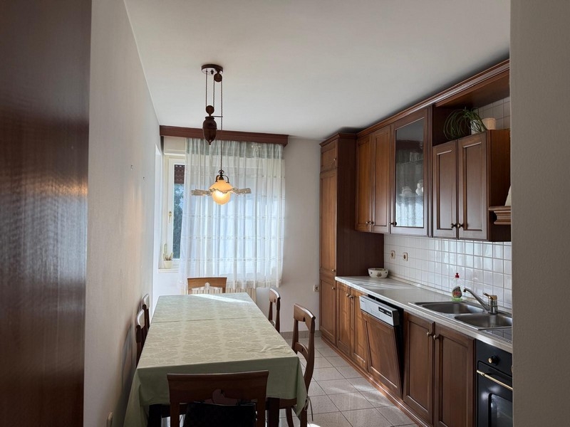 Konyha-nappali felszerelt konyhával és étkezőasztallal