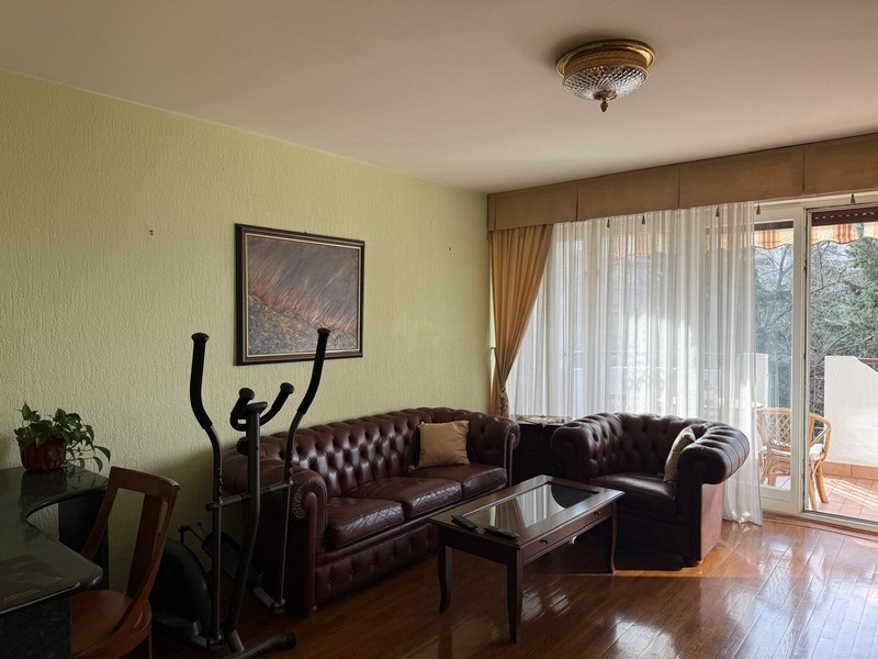 Nappali bőr kanapékkal és erkély hozzáféréssel