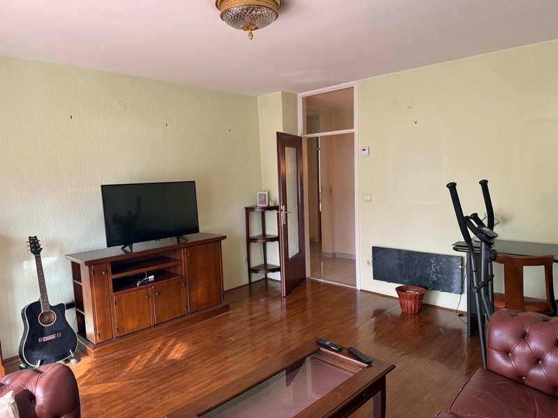 Nappali TV bútorokkal és parkettával