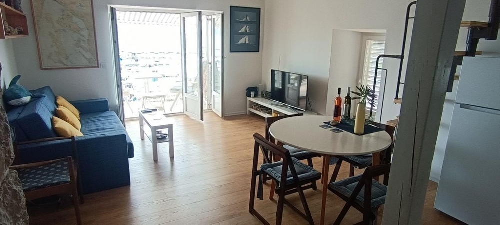 Nappali kanapéval, étkezőasztallal és tengerre néző erkéllyel