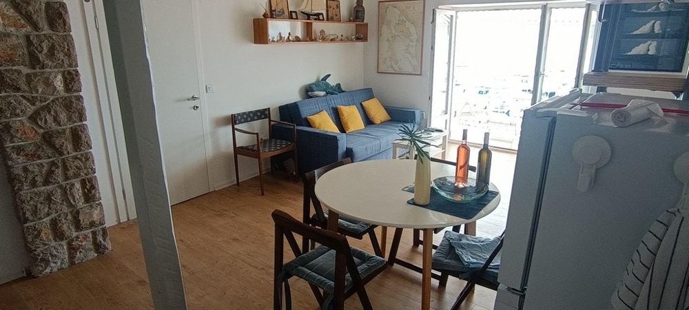 Nyitott nappali és étkező, kilátással a kikötőre