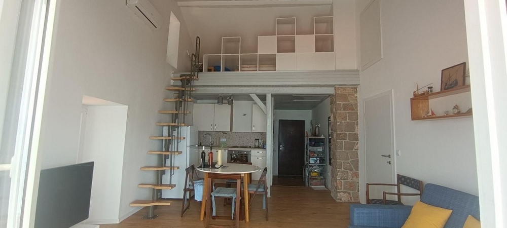 Nappali galériával, lépcsőkkel és beépített konyhával