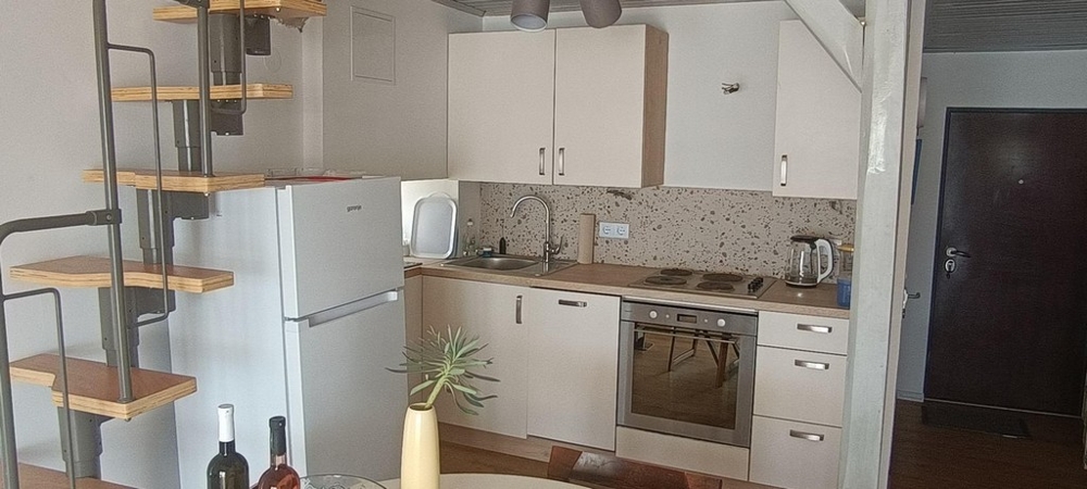 Konyha beépített gépekkel, nyitott alaprajzú