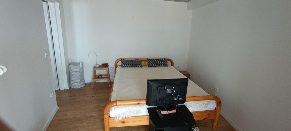 Hálószoba az alsó részben franciaággyal