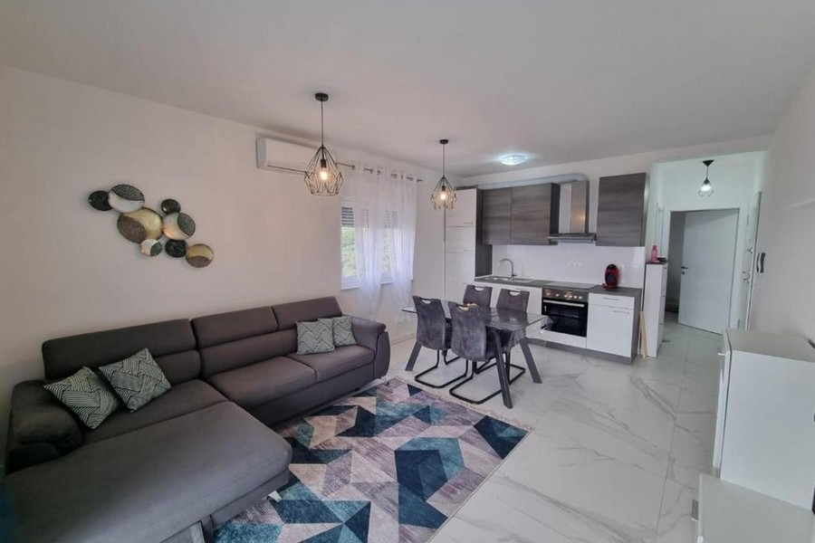 Bútorozott lakás a tenger közelében eladó Rogoznicában, Dalmáciában.