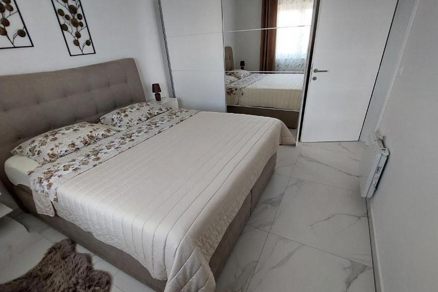 Hálószoba franciaággyal és gardrób tükrös ajtókkal