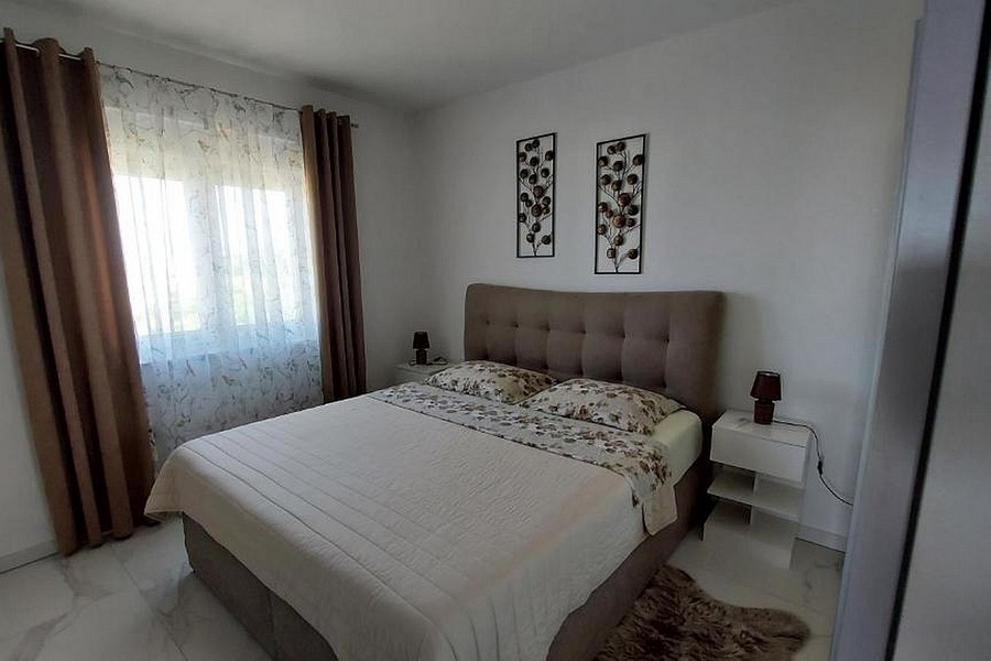 Hálószoba kárpitozott ággyal és ablakkal