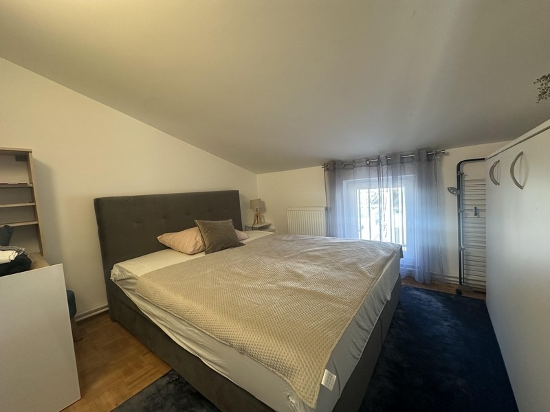 Egy másik hálószoba franciaággyal a tetőtérben