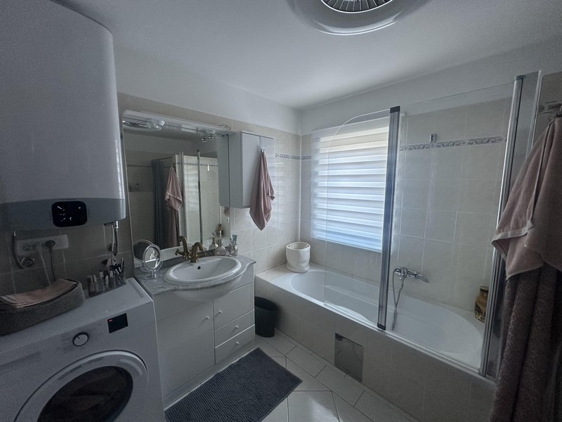 Fürdőszoba káddal, mosdóval és mosógéppel