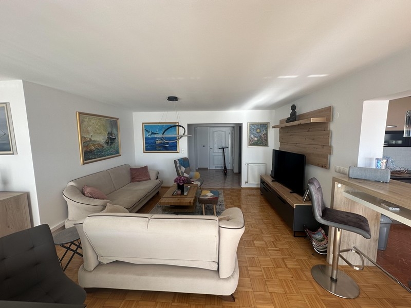 Nappali kanapéval és nyitott átmenettel a konyhába