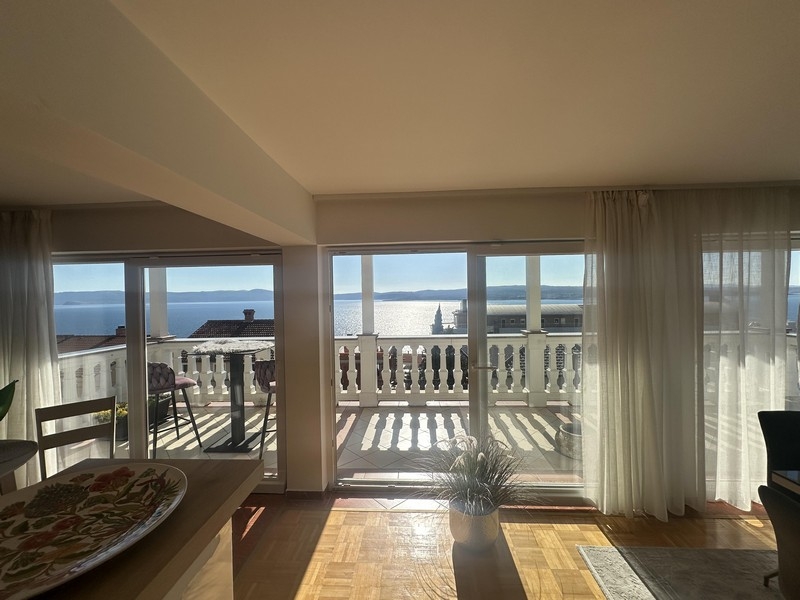 Nappali nagy ablakkal, kijárattal a tengerre néző erkélyre