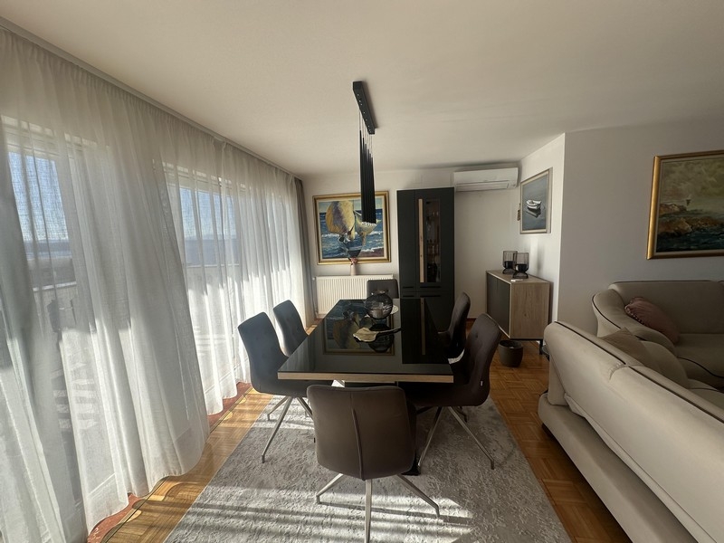 Az étkező asztallal és a padlótól a mennyezetig érő ablakokkal