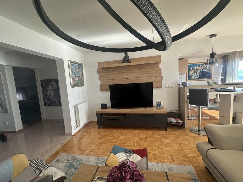 Nappali TV-vel és átjáró a konyhába