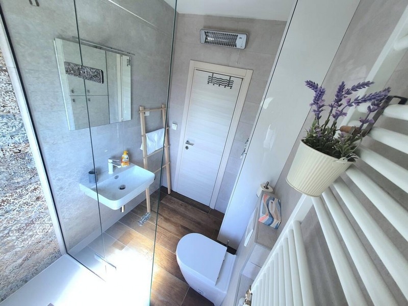 Modern fürdőszoba zuhanyzóval és természetes fénnyel