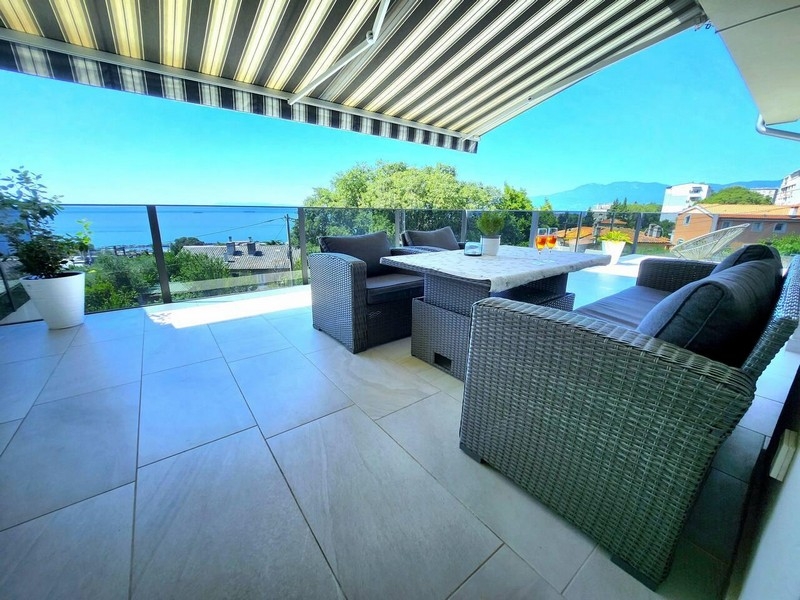 Az A3880-as ingatlan nagy terasza Rijekában, Turnicban - Horvátország.
