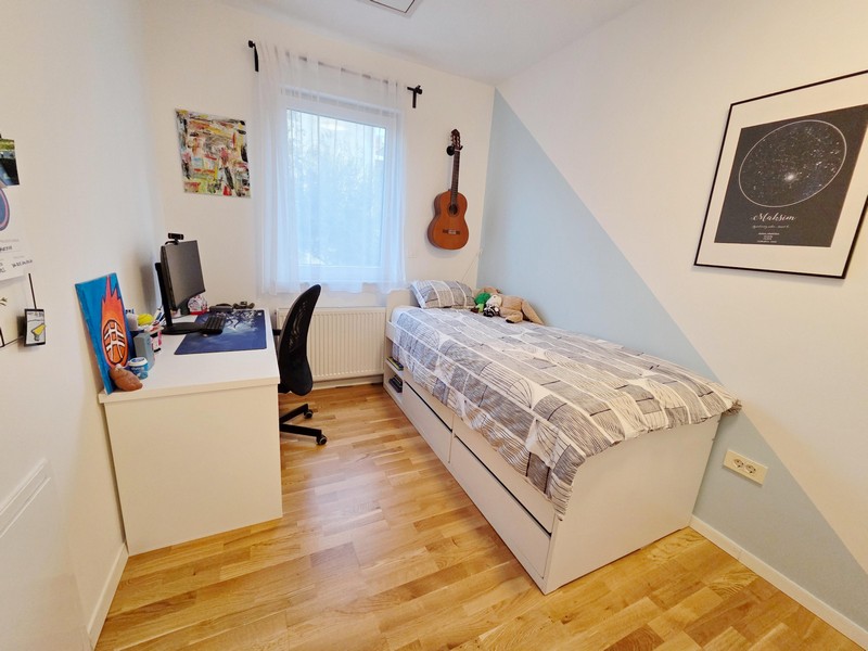 Tinédzserszoba íróasztallal, ággyal és falon gitárral
