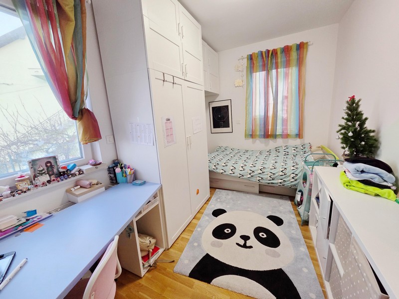 Gyermekszoba pandamintás szőnyeggel, íróasztallal és szekrénnyel
