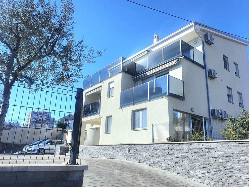 Lakóépület üvegerkélyekkel és bejárattal, Rijeka