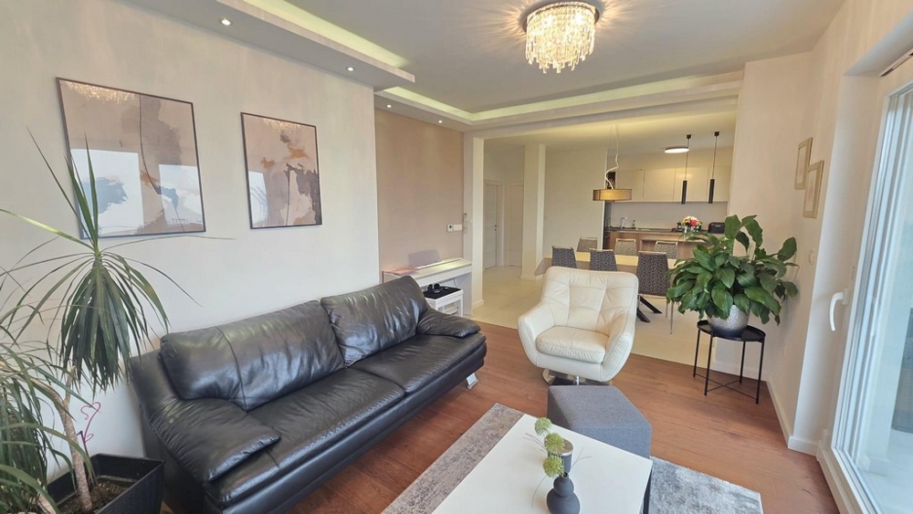 Nyitott nappali és étkező, ahonnan ki lehet jutni a konyhába