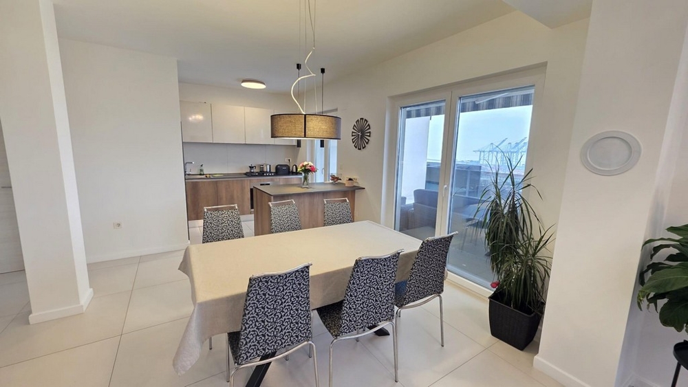 Étkező asztallal és hat székkel és kijárat a teraszra