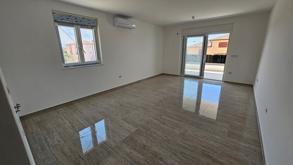 Nappali és kilátás a horvátországi A3884 ingatlan teraszára.