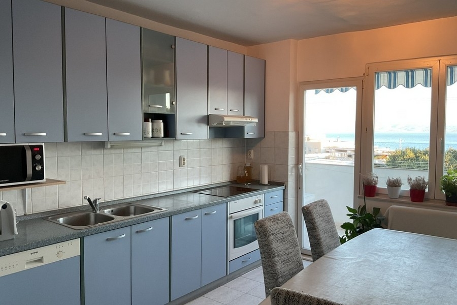 Konyha, étkező és terasz kilátással