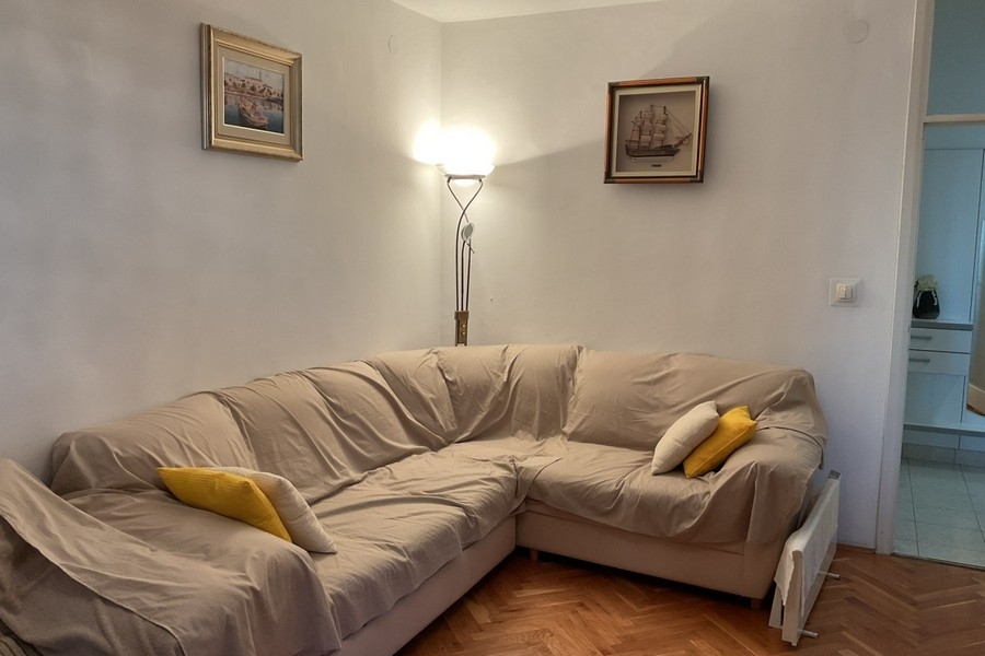 Kanapé a nappaliban.