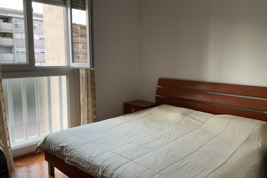 Hálószoba ablakkal.