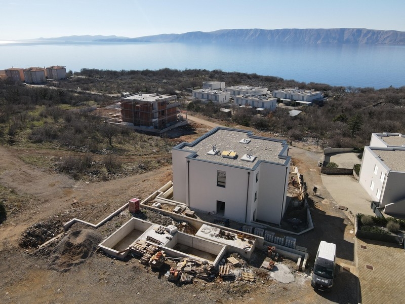 Panorámás kilátás a tengerre és az új fejlesztési területre Smokvica Krmpotska közelében