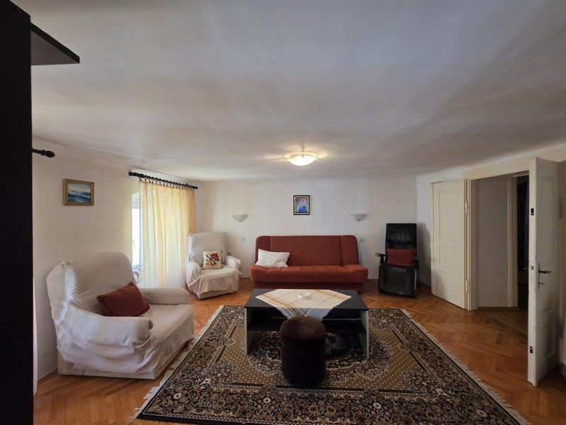 A lakásban nagy nappali parkettával