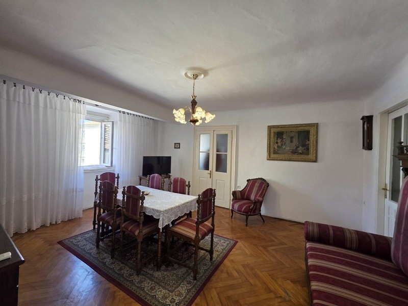 Nappali ülő- és étkezősarokkal