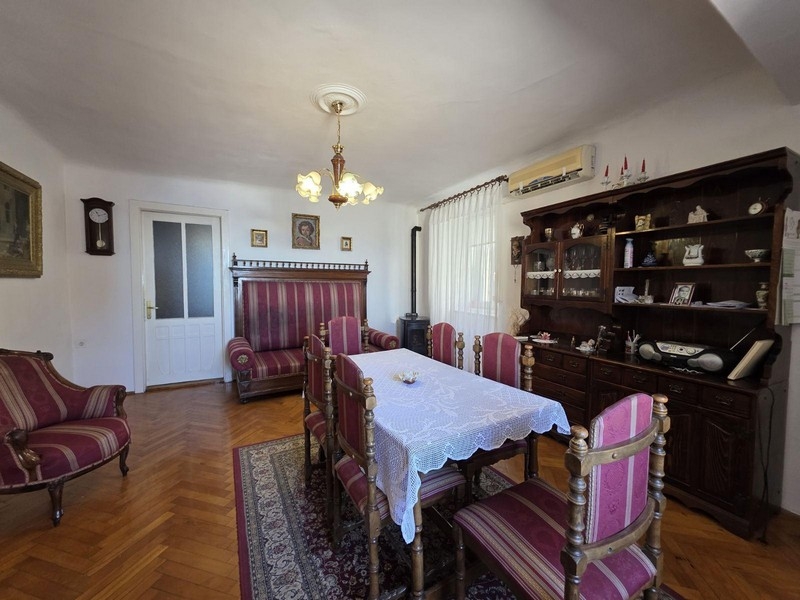 Nappali klasszikus bútorokkal és nagy étkezőasztallal