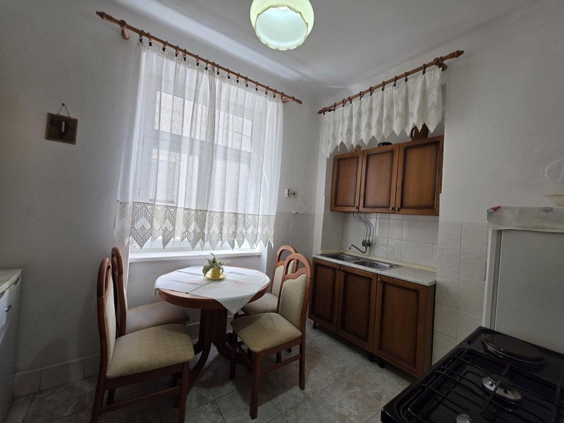 Konyha étkezővel az ablak mellett