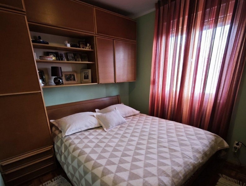 Hálószoba franciaággyal és ablakkal