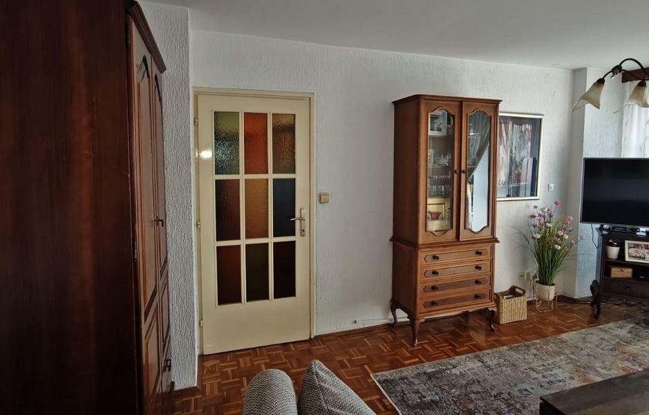 Nappali parkettával és klasszikus fabútorokkal