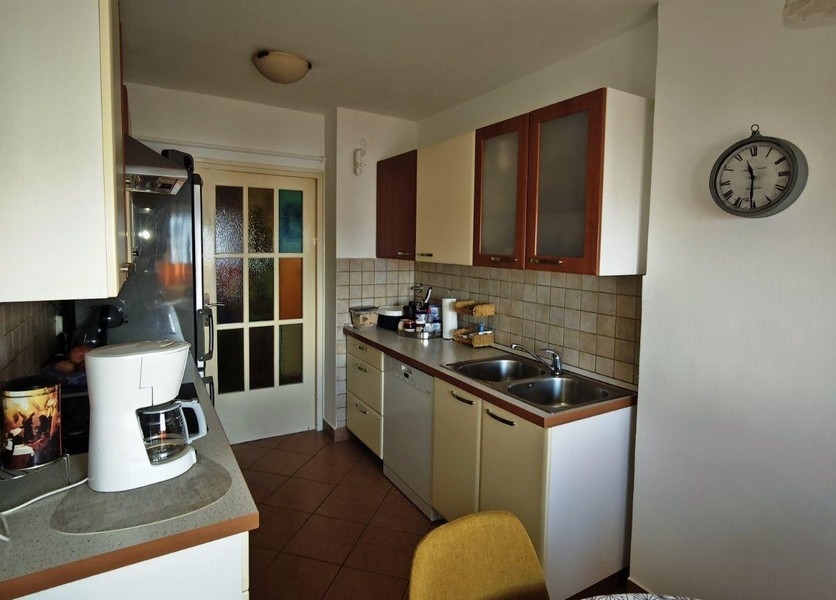 Konyha felszerelt konyhával és dupla mosdóval