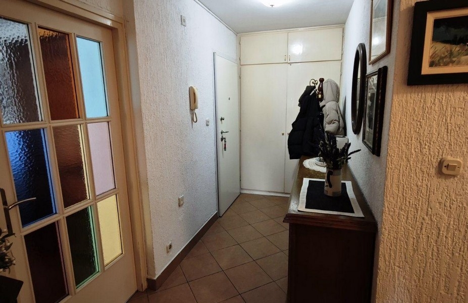 A lakás bejárata gardróbbal és beépített szekrénnyel