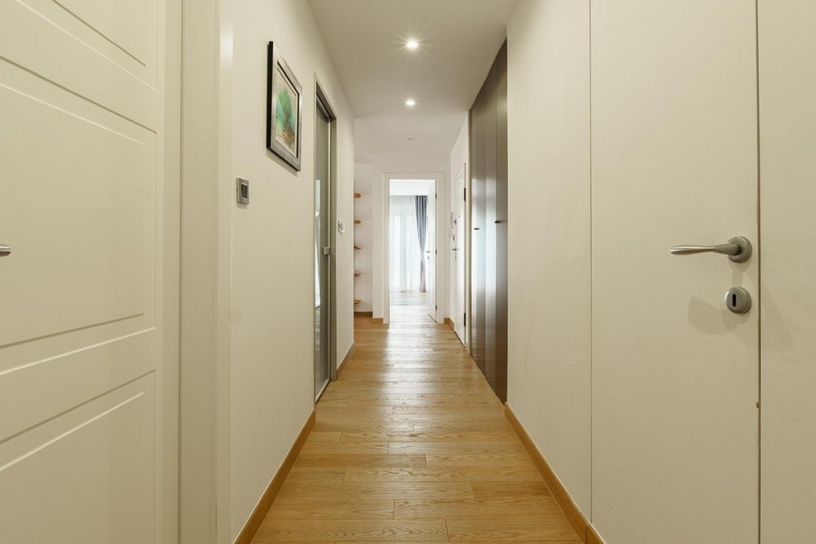 Folyosós nappali modern apartman Splitben